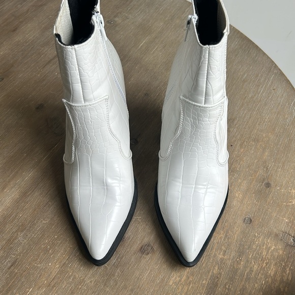 ASOS White Croc-Embossed Western Style Pointy Toe Cowboy Ankle Boots Size 6 - Picture 16 of 16